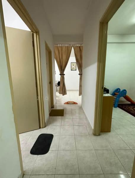 Apartment for Sale at Vista Seri Alam - Zoey Lee - Corridor - PropertyGuru.com.my