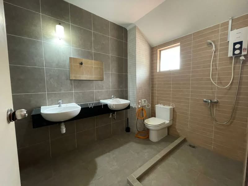 Rumah Teres 2 Tingkat untuk Disewa di Bukit Rahman Putra (Sungai Buloh) - Edwin Wong - Bathroom - PropertyGuru.com.my