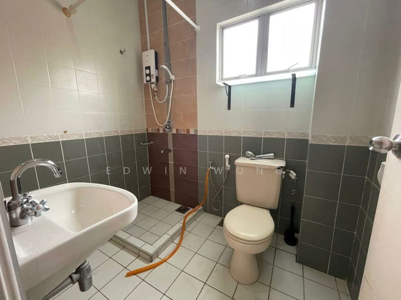 Rumah Teres 2 Tingkat untuk Disewa di Bukit Rahman Putra (Sungai Buloh) - Edwin Wong - Bathroom - PropertyGuru.com.my