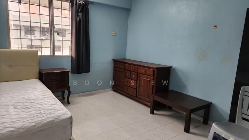 Pangsapuri untuk Dijual di Taman Pekaka Block 31 - Boon Siew - Bedroom - PropertyGuru.com.my