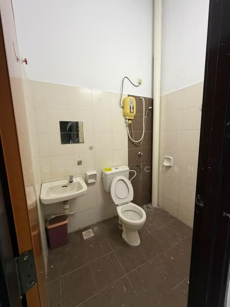 Rumah Teres 1 Tingkat untuk Disewa di Taman Kulai (Kulai) - Johnson Chen - Bathroom - PropertyGuru.com.my