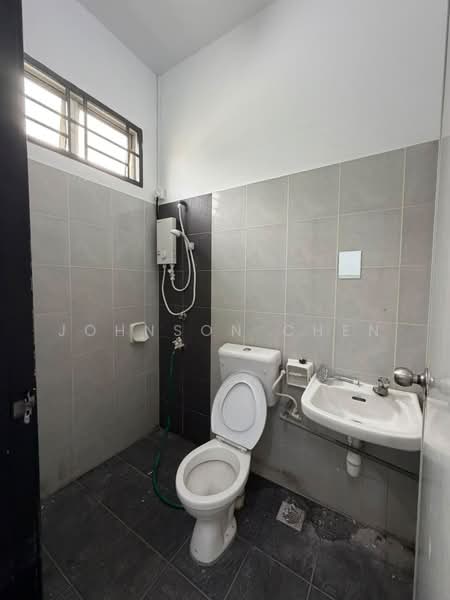Rumah Teres 1 Tingkat untuk Disewa di Taman Kulai (Kulai) - Johnson Chen - Bathroom - PropertyGuru.com.my
