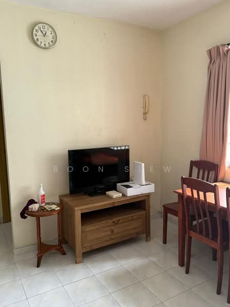 Pangsapuri untuk Dijual di Taman Pekaka Block 31 - Boon Siew - Living Room - PropertyGuru.com.my