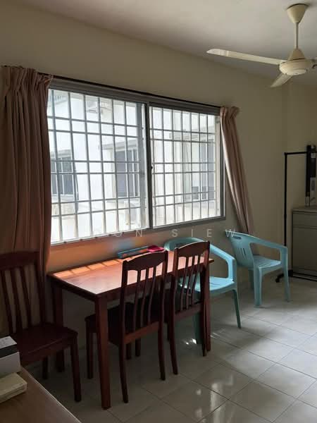 Pangsapuri untuk Dijual di Taman Pekaka Block 31 - Boon Siew - Dining Room - PropertyGuru.com.my