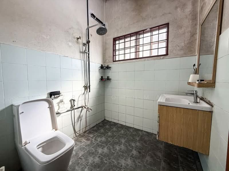 2-storey Terraced House for Sale in Taman Mok Sum (Seremban) - Azrul Othman - Bathroom - PropertyGuru.com.my