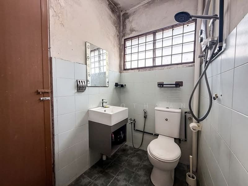 2-storey Terraced House for Sale in Taman Mok Sum (Seremban) - Azrul Othman - Bathroom - PropertyGuru.com.my