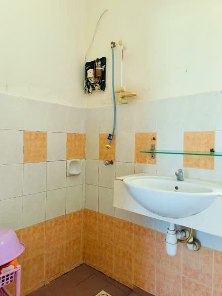 Pangsapuri untuk Dijual di Astaka Heights Apartments - CY Khoo - Bathroom - PropertyGuru.com.my