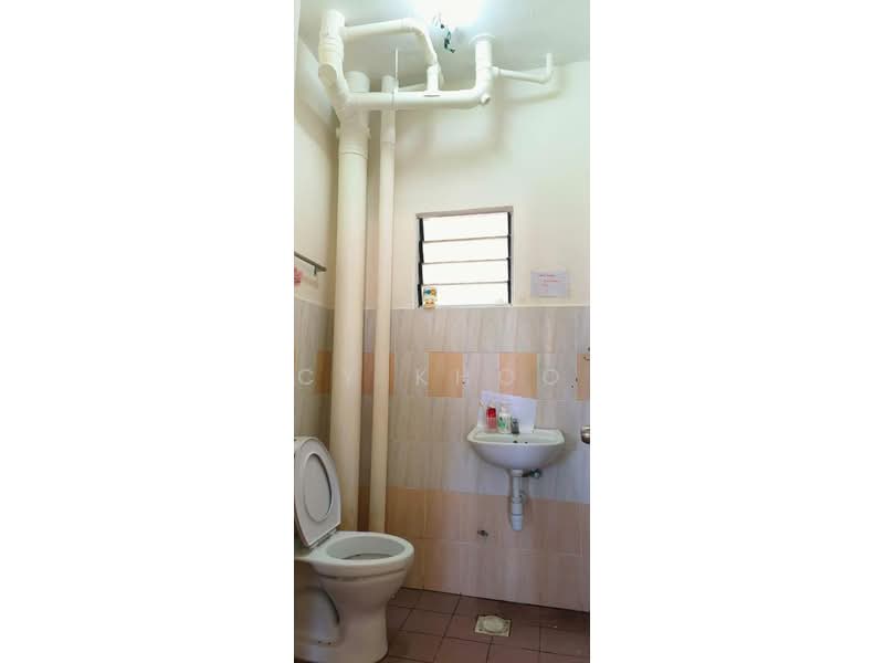 Pangsapuri untuk Dijual di Astaka Heights Apartments - CY Khoo - Bathroom - PropertyGuru.com.my