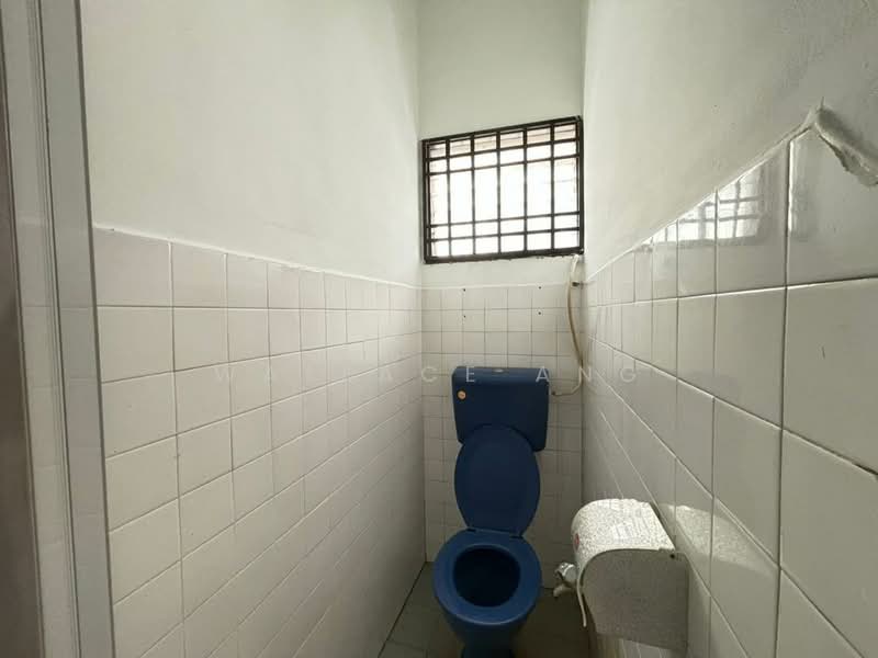 Rumah Teres 1 Tingkat untuk Dijual di Taman Sutra (Kulai) - Wallace Ang - Bathroom - PropertyGuru.com.my