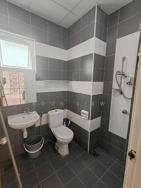 Kondominium untuk Dijual di I-Regency Condominium (Ideal Regency) - Boon Siew - Bathroom - PropertyGuru.com.my