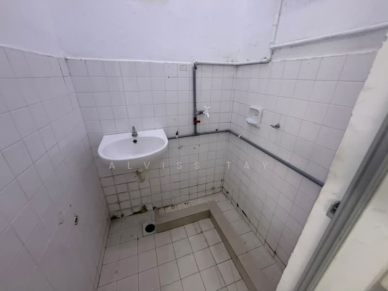 Shop / Office for Rent in Taman Molek (Johor Bahru) - Alviss Tay - Bathroom - PropertyGuru.com.my