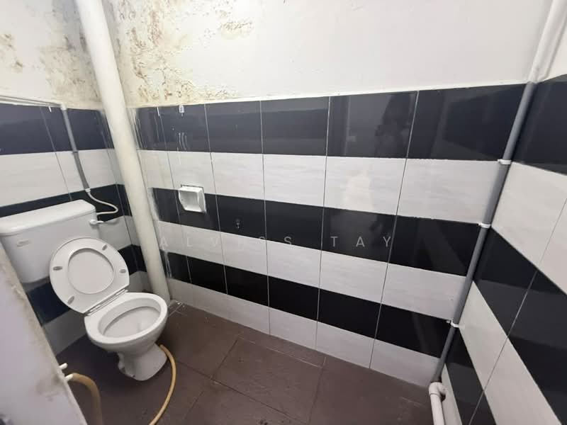 Shop / Office for Rent in Taman Molek (Johor Bahru) - Alviss Tay - Bathroom - PropertyGuru.com.my