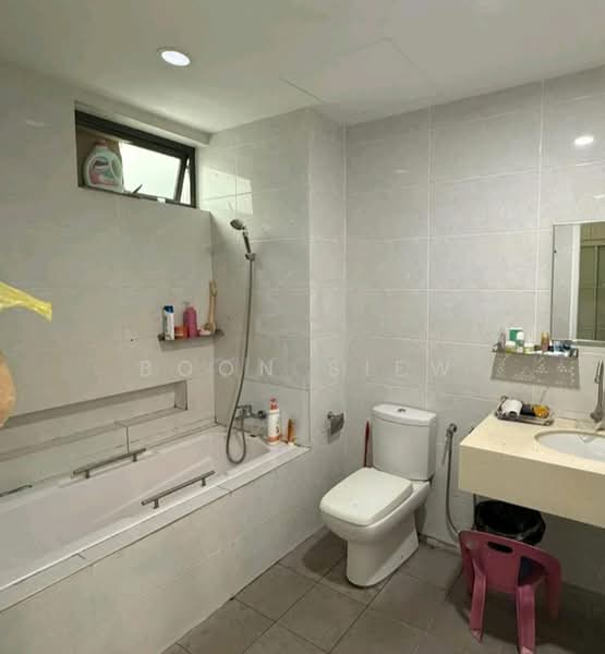 Kondominium untuk Dijual di 98 Nibong Residence - Boon Siew - Bathroom - PropertyGuru.com.my