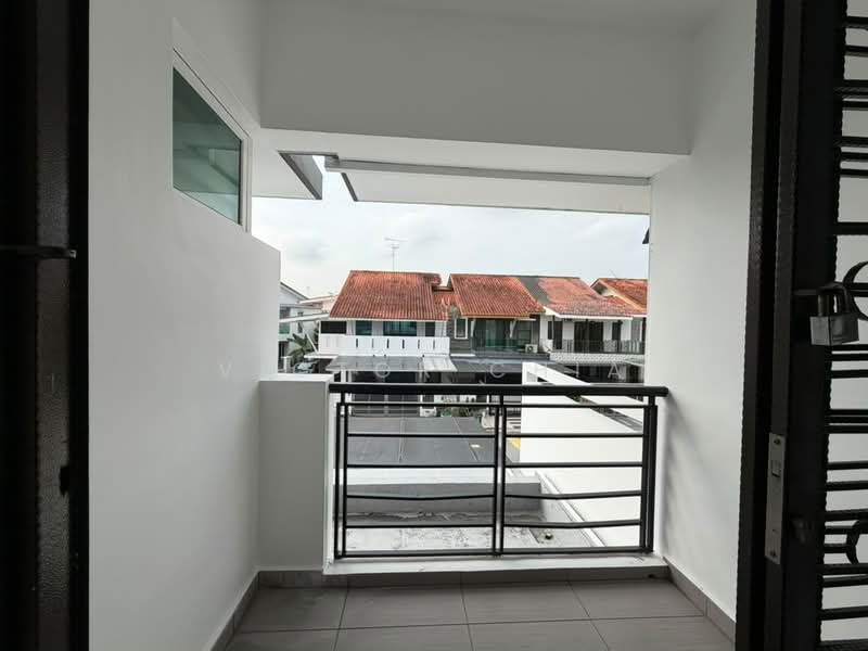 Rumah Berkembar untuk Dijual di Bandar Dato Onn (Tebrau) - Victor Chia - Balcony - PropertyGuru.com.my