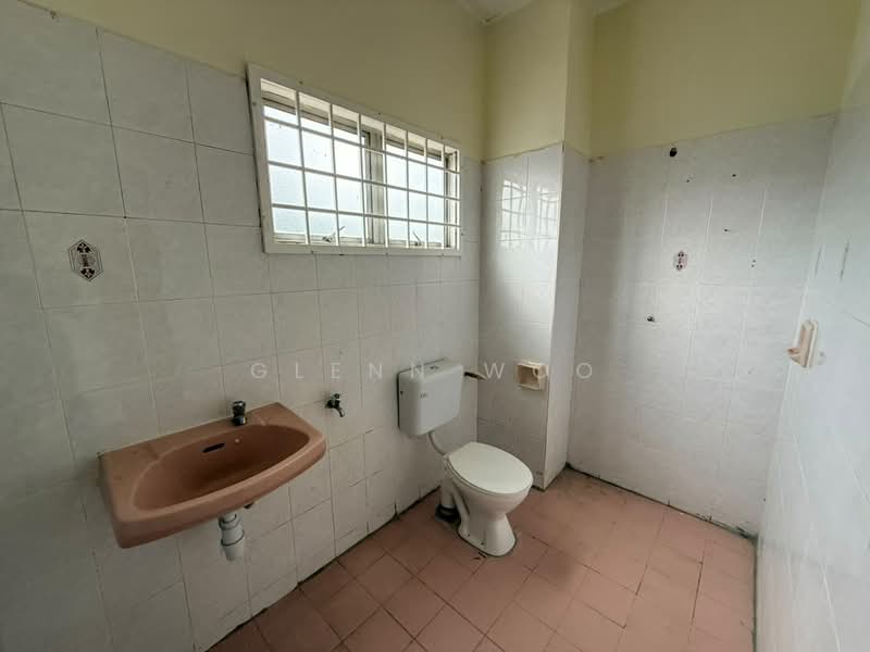 Rumah Teres 2 Tingkat untuk Dijual di Taman Putri Kulai (Kulai) - Glenn Woo - Bathroom - PropertyGuru.com.my