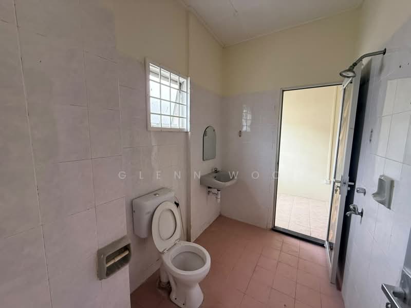 Rumah Teres 2 Tingkat untuk Dijual di Taman Putri Kulai (Kulai) - Glenn Woo - Bathroom - PropertyGuru.com.my