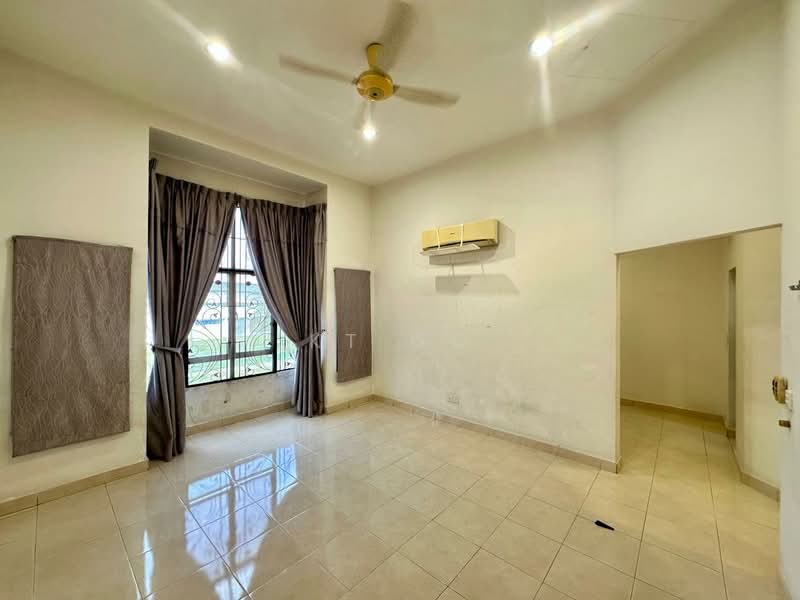 Rumah Teres 2 Tingkat untuk Dijual di Setia Indah 9 (Setia Alam) - KT Go - Living Room - PropertyGuru.com.my