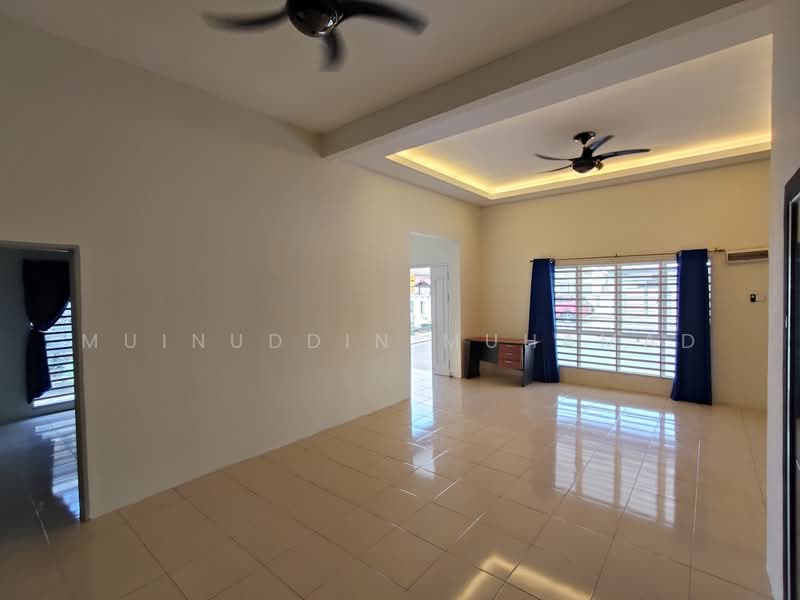 Rumah Banglo untuk Dijual di Lekir (Perak) - Muinuddin Muhamad - Living Room - PropertyGuru.com.my
