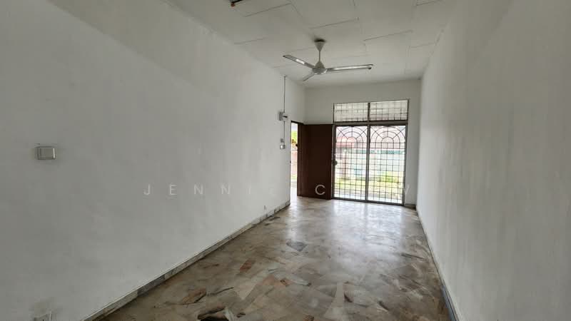 Rumah Teres 1 Tingkat untuk Dijual di Taman Desa Cemerlang (Ulu Tiram) - Jennie Chew - Living Room - PropertyGuru.com.my