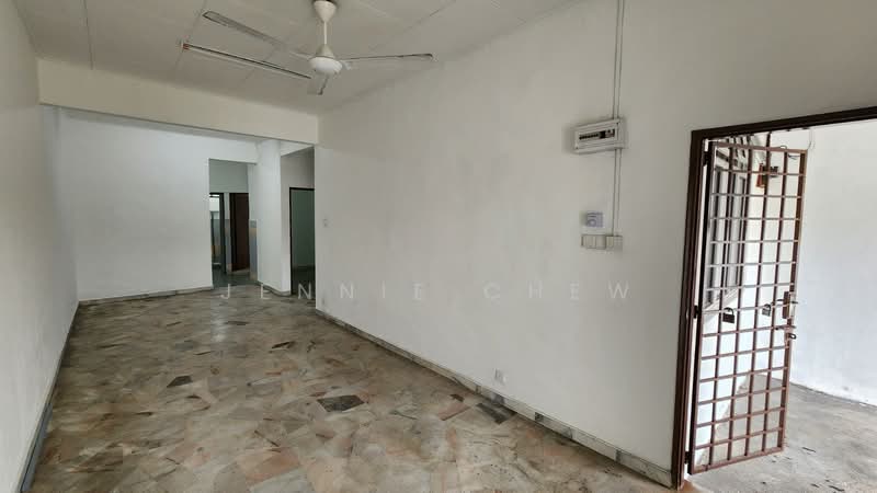 Rumah Teres 1 Tingkat untuk Dijual di Taman Desa Cemerlang (Ulu Tiram) - Jennie Chew - Living Room - PropertyGuru.com.my
