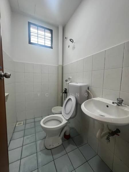 Rumah Teres 2 Tingkat untuk Disewa di Taman Mutiara Rini (Skudai) - YC Fung - Bathroom - PropertyGuru.com.my