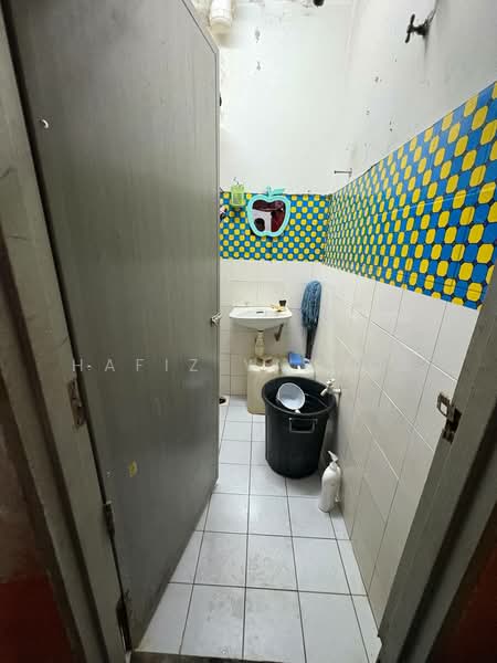 Flat for Sale at Pangsapuri Intan - Hafiz Yaacob - Bathroom - PropertyGuru.com.my