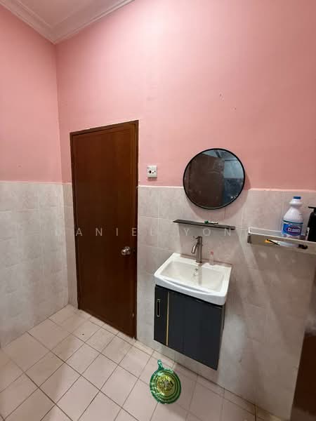 Rumah Teres 2 Tingkat untuk Dijual di Taman Sri Putri (Kulai) - Daniel Yong - Bathroom - PropertyGuru.com.my