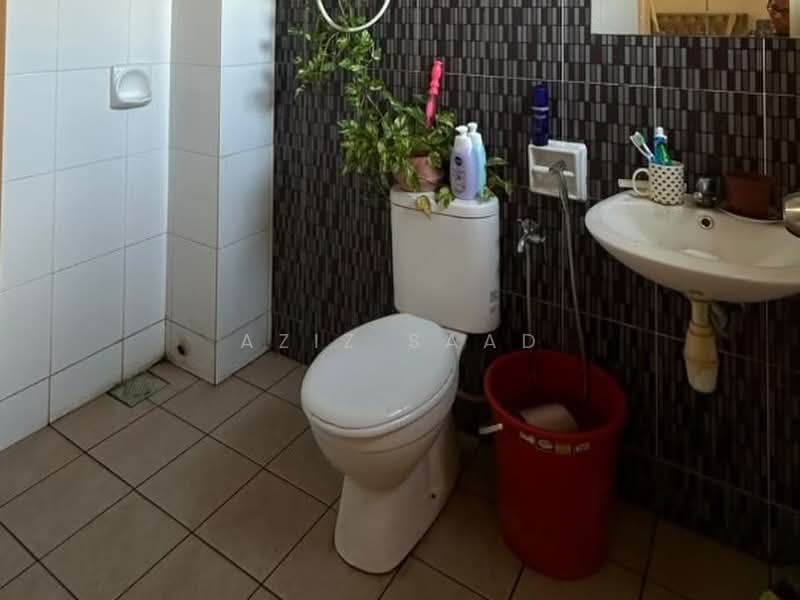 Terraced House for Sale in Sungai Buloh (Selangor) - Aziz Saad - Bathroom - PropertyGuru.com.my