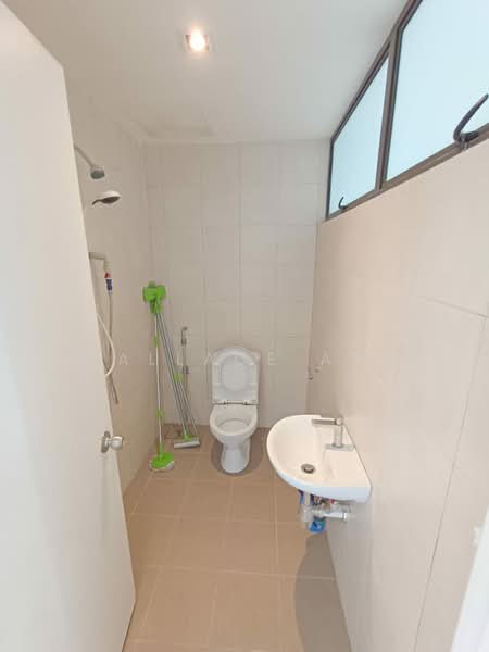 Condominium for Rent at The WaterEdge (Pinggiran Air) - Wallace Ang - Bathroom - PropertyGuru.com.my