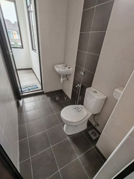 Rumah Teres 2-Tingkat untuk Dijual di Bandar Tiram (Ulu Tiram) - Terry Tan - Bathroom - PropertyGuru.com.my