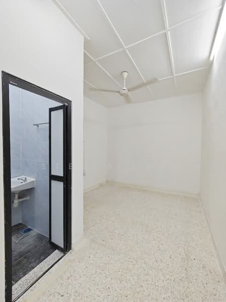 Rumah Teres 1 Tingkat untuk Disewa di Taman Molek (Johor Bahru) - Stella Chia - Bathroom - PropertyGuru.com.my