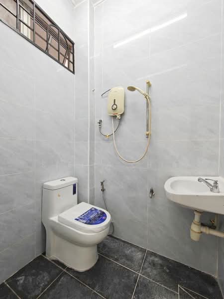 Rumah Teres 1 Tingkat untuk Disewa di Taman Molek (Johor Bahru) - Stella Chia - Bathroom - PropertyGuru.com.my