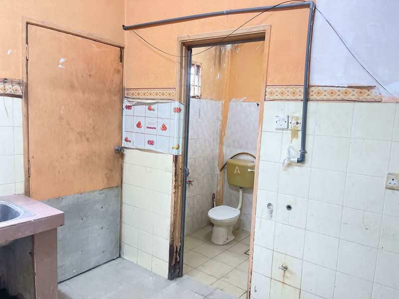 Rumah Teres 2 Tingkat untuk Dijual di Taman Tun Teja (Rawang) - Tony Lau - Bathroom - PropertyGuru.com.my