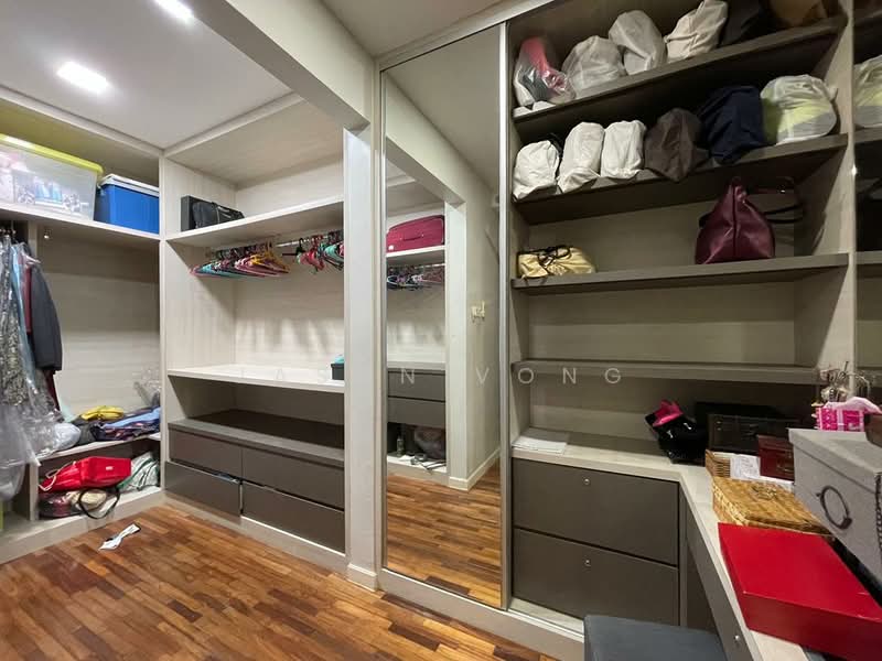 Rumah Teres 3 Tingkat untuk Dijual di Lake Fields (Sungai Besi) - Jason Vong - Walk-in wardrobe - PropertyGuru.com.my