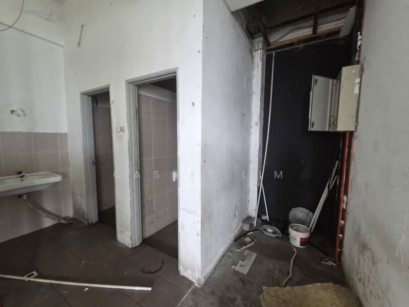 Semi-D Factory for Sale in Port Klang (Pelabuhan Klang) (Selangor) - Cassey Lim - Bathroom - PropertyGuru.com.my