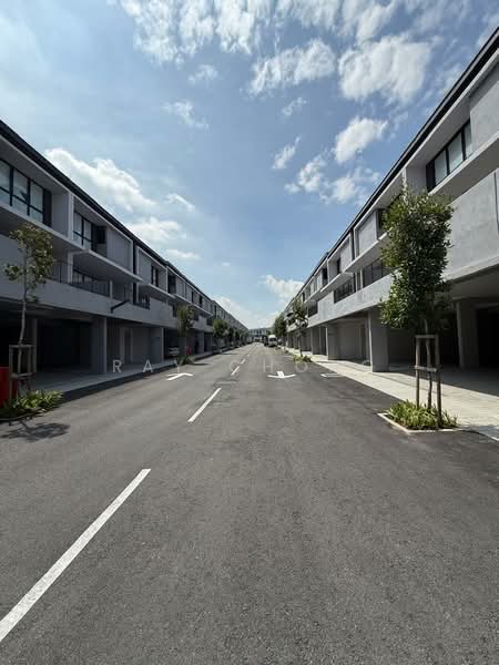 Rumah Teres 3 Tingkat untuk Dijual di Taman Bukit Serdang (Seri Kembangan) - Ray Chong - Exterior - PropertyGuru.com.my