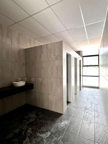 Kilang untuk Disewa di Taman Desa Cemerlang (Ulu Tiram) - Peggie Chua - Bathroom - PropertyGuru.com.my