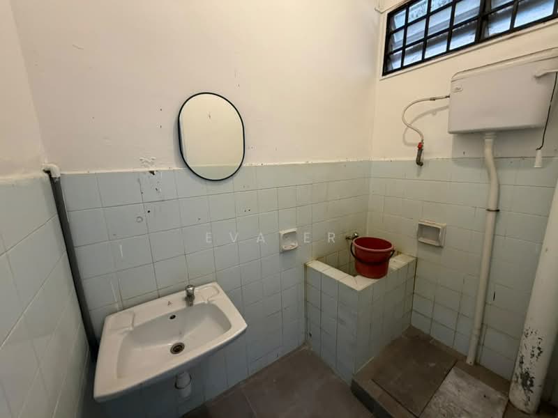 Rumah Teres untuk Dijual di Bandar Baru Permas Jaya (Permas Jaya) - Eva Er - Bathroom - PropertyGuru.com.my