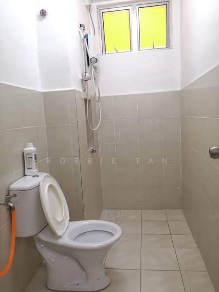 Pangsapuri untuk Dijual di Molek Ria - Robbie Tan - Bathroom - PropertyGuru.com.my