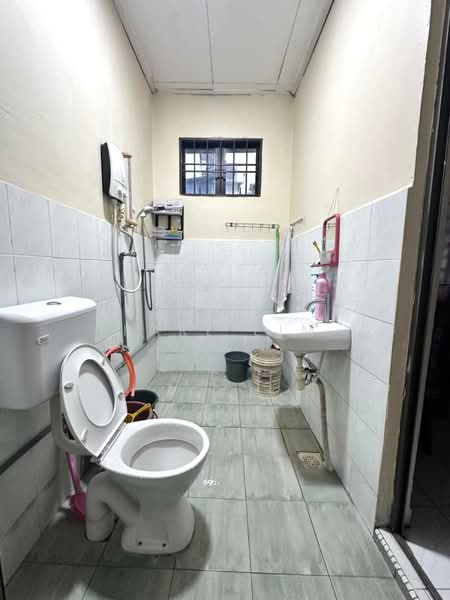 Rumah Berkembar untuk Dijual di Taman Megah Ria (Masai) - Karl Lim - Bathroom - PropertyGuru.com.my