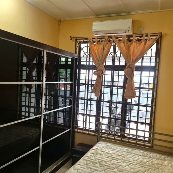 1.5-storey Terraced House for Sale in Taman Molek (Johor Bahru) - Karl Lim - Bedroom - PropertyGuru.com.my