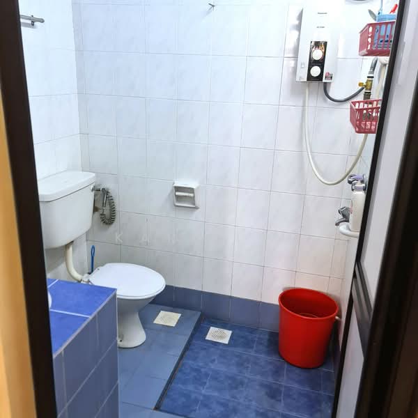 1.5-storey Terraced House for Sale in Taman Molek (Johor Bahru) - Karl Lim - Bathroom - PropertyGuru.com.my