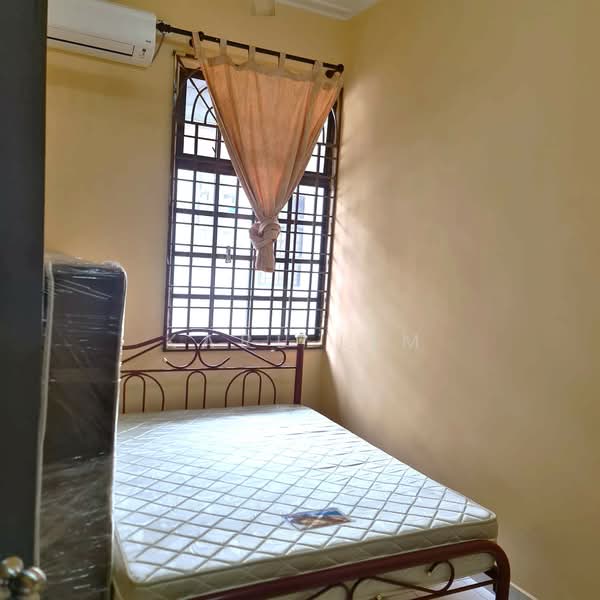 1.5-storey Terraced House for Sale in Taman Molek (Johor Bahru) - Karl Lim - Bedroom - PropertyGuru.com.my
