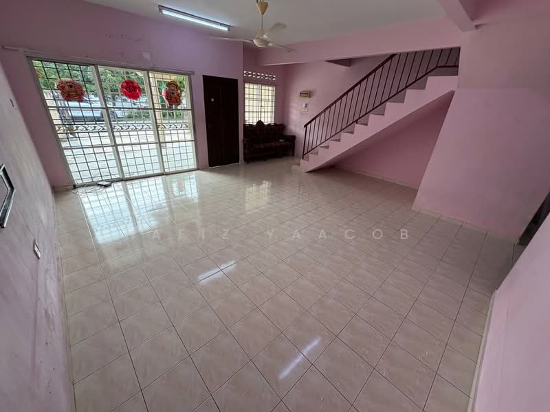 Rumah Teres 2 Tingkat untuk Dijual di Taman Sri Putra (Banting) - Hafiz Yaacob - Living Room - PropertyGuru.com.my