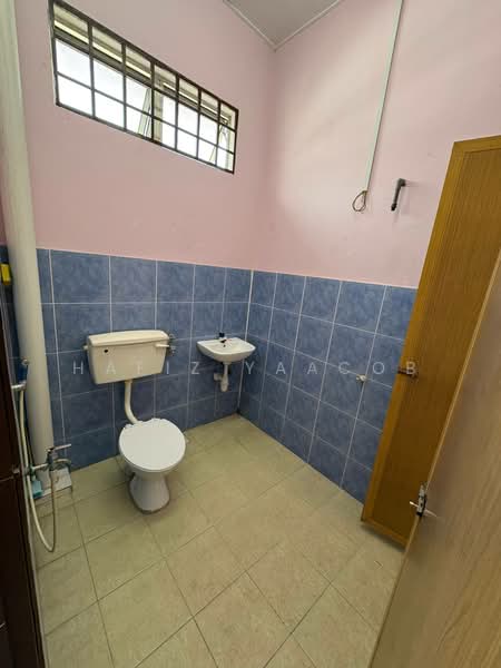 Rumah Teres 2 Tingkat untuk Dijual di Taman Sri Putra (Banting) - Hafiz Yaacob - Bathroom - PropertyGuru.com.my