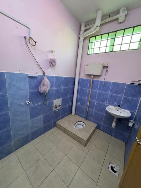 Rumah Teres 2 Tingkat untuk Dijual di Taman Sri Putra (Banting) - Hafiz Yaacob - Bathroom - PropertyGuru.com.my