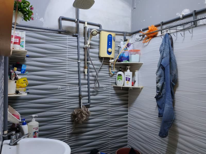 Flat for Sale at Flat Bandar Selesa Jaya @ Jalan Silat Gayong - Alviss Tay - Bathroom - PropertyGuru.com.my