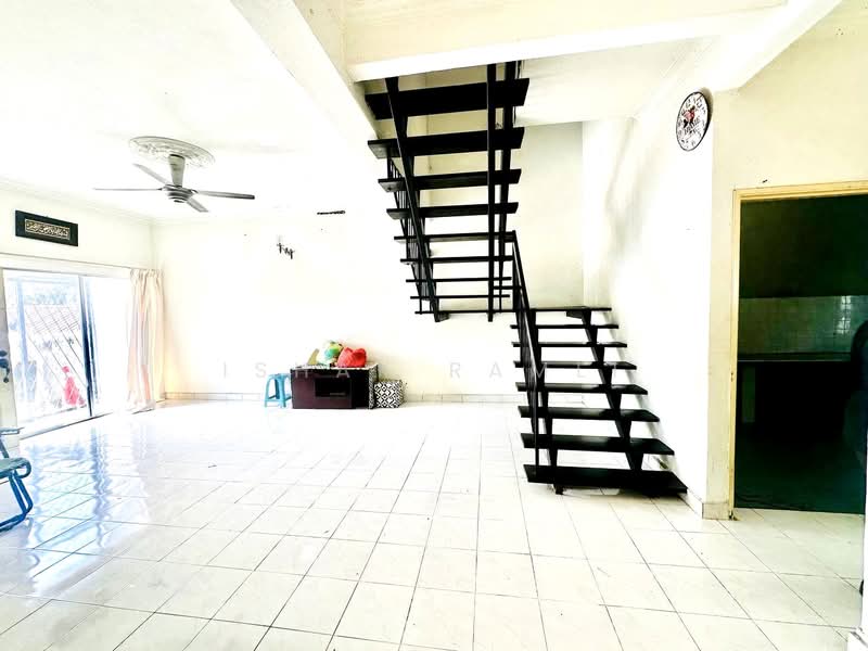 Rumah Teres 2 Tingkat untuk Dijual di Taman Dagang (Ampang) - Ishak Ramli - Living Room - PropertyGuru.com.my