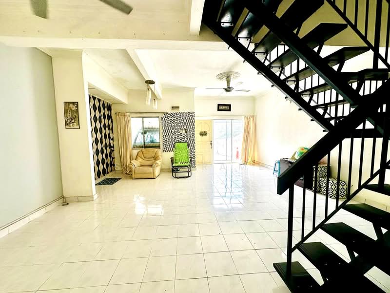 Rumah Teres 2 Tingkat untuk Dijual di Taman Dagang (Ampang) - Ishak Ramli - Living Room - PropertyGuru.com.my