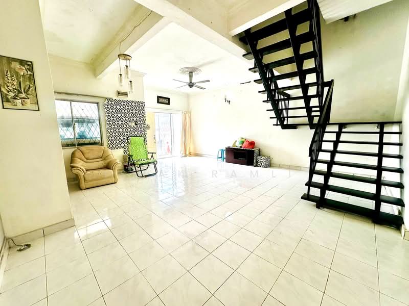 Rumah Teres 2 Tingkat untuk Dijual di Taman Dagang (Ampang) - Ishak Ramli - Living Room - PropertyGuru.com.my